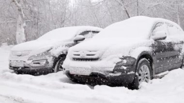 İki park etmiş araba gün ışığında kar fırtınasında - yavaş çekimde yakın çekim