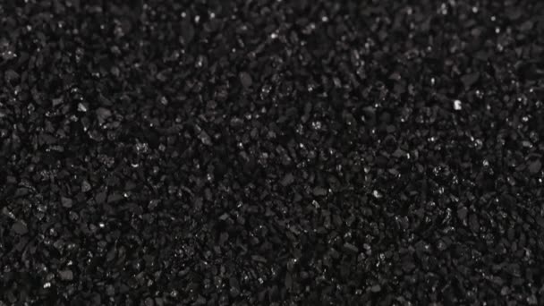 Rolagem close-up macro full frame vista de grãos de carvão de coco — Vídeo de Stock