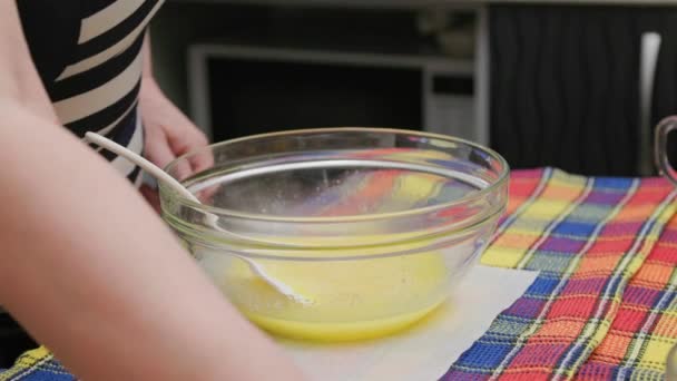 Starší běloška přidává do misky malé množství soli s tekutým sladkým těstem — Stock video