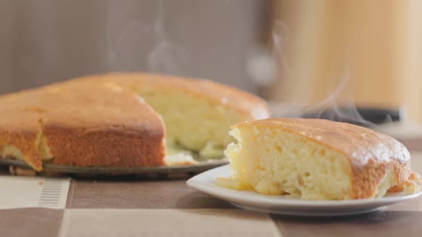 Dampen afkomstig van verse gebakken taart voor huishoudelijk gebruik — Stockvideo