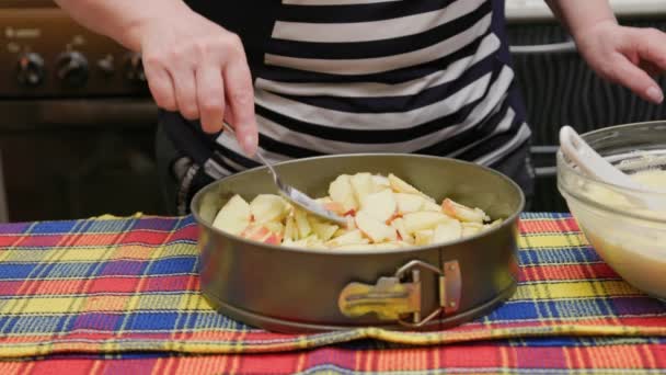 Senoir žena rozmetání jablka v podobě pečení a nalít sladké těsto do něj během jablečného koláče vaření — Stock video