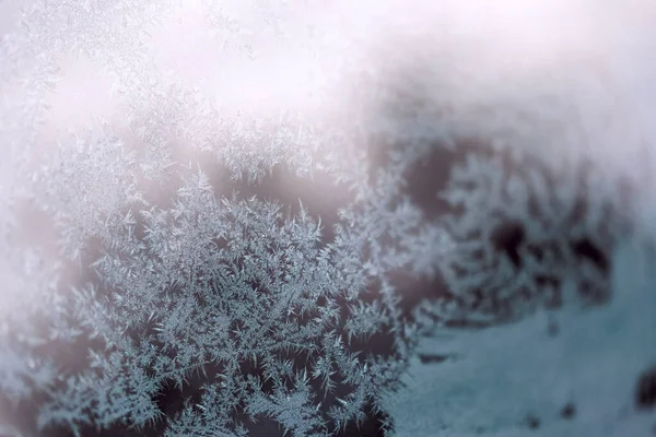 Givre sur verre de fenêtre à la lumière du jour gros plan avec mise au point sélective — Photo