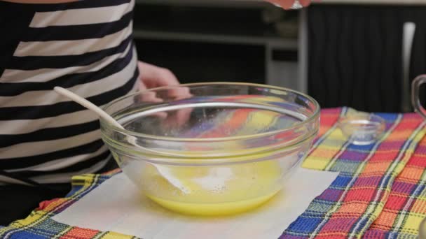 Starší běloška přidání malého množství těsta prášek do misky s tekutým sladkým těstem — Stock video