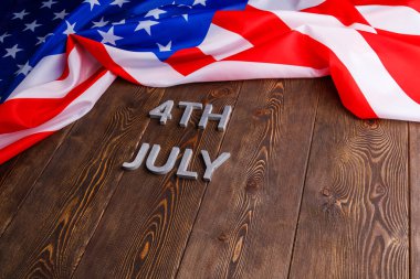 4 Temmuz ve buruşuk ABD bayrağı düz desenli ahşap yüzey arka planında