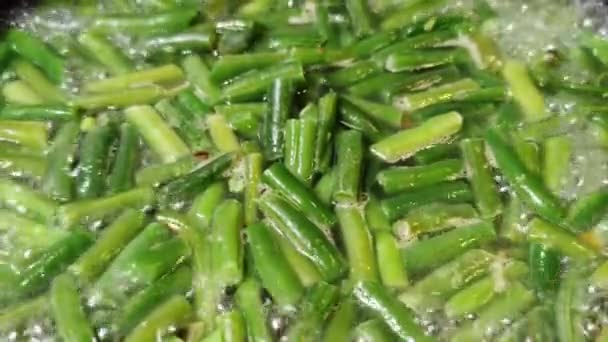 The process of defrosting and frying green beans in a pan — Stock Video