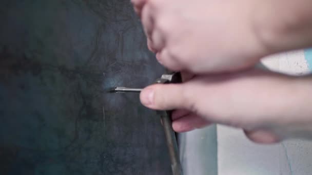 Mani caucasiche filo di taglio mani con un rubinetto a mano con una manovella — Video Stock