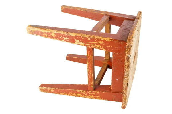 有棕色剥皮漆的旧木制凳子。阁楼式椅子，白色底座隔离. — 图库照片