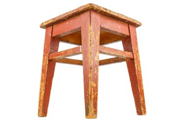 Kahverengi boyalı eski ahşap tabure. Beyaz arkaplanda izole edilmiş tavan arası tarzı sandalye.