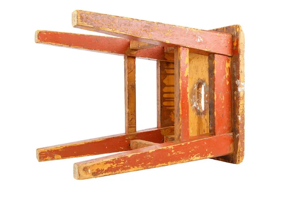 Oude houten kruk met bruine schilferende verf. Loft stijl stoel geïsoleerd op een witte achtergrond. — Stockfoto