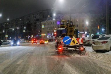 Kış gecesi sokağında beşiği olan bakım kamyonu