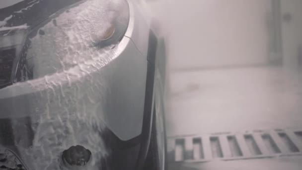 Αφηρημένη πλύσιμο αυτοκινήτων στο σταθμό self-service. Διαδικασία πλύσης με ακροφύσιο υψηλής πίεσης. Κοντινό πλάνο με επιλεκτική εστίαση και αργή κίνηση. — Αρχείο Βίντεο