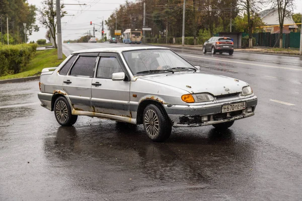 夏季雨天生锈的Lada Samara 2115 — 图库照片