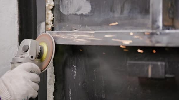 Manual cleaning of welded seams with an angle grinder with a flap disc — Vídeos de Stock