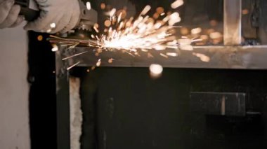manual cleaning of welded seams with an angle grinder with a flap disc