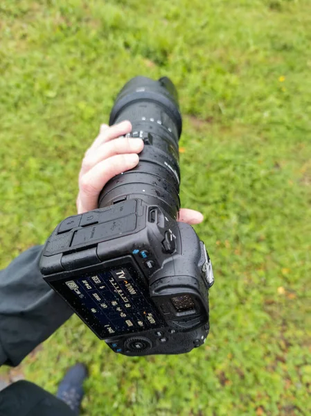 Digital camera Canon R5 with Sigma 70-200 f2.8 APO DG HSM lens with rain drops — Stock Fotó