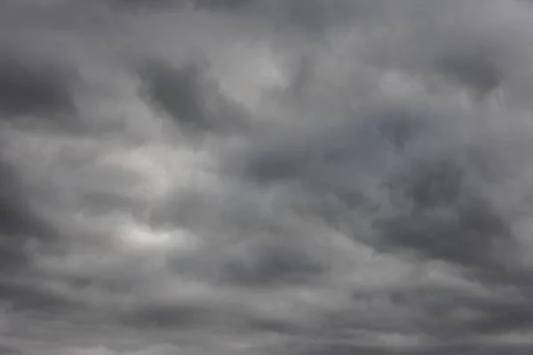 Abstract full-frame background of overcast sky with solid cover of grey clouds — Stock fotografie