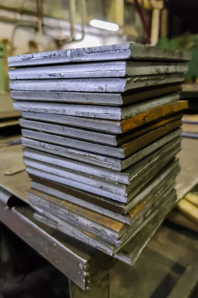 Stack of rectangular thick sheet steel card workpieces, cut with guillotine shears — Fotografia de Stock