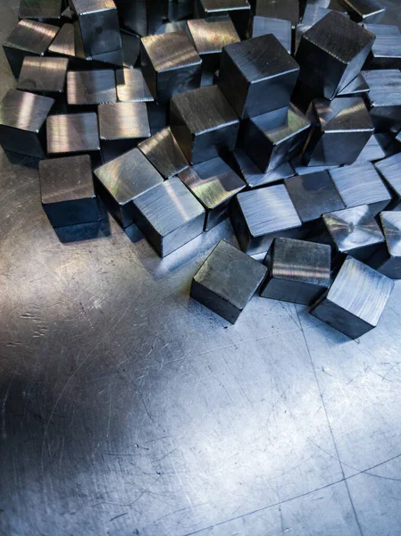 Pile of small machined shiny steel cubes on metal surface — Zdjęcie stockowe