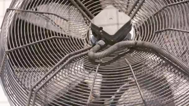 Outdoor air conditioner condenser fan spinning, decelerating and accelerating — Vídeo de Stock