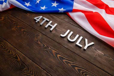 4 Temmuz ve buruşuk ABD bayrağı düz desenli ahşap yüzey arka planında