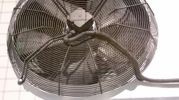 Outdoor air conditioner condenser fan spinning, decelerating and accelerating — Stok Video