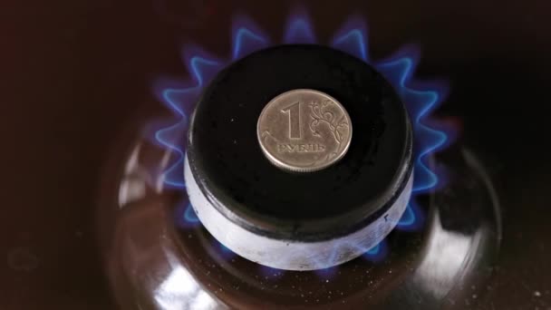 Gas stove burner with russian ruble on top burning natural gas with blue flame — Vídeo de Stock