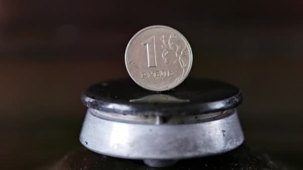 Gas stove burner with russian ruble standing vertically on top, burning gas — Stock videók