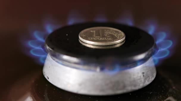 Gas stove burner with russian ruble on top burning natural gas with blue flame — Stockvideo