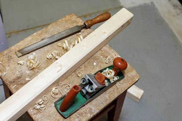 Planer, αρχείο και ξύλινο μπλοκ σε ένα σκαμνί — Φωτογραφία Αρχείου