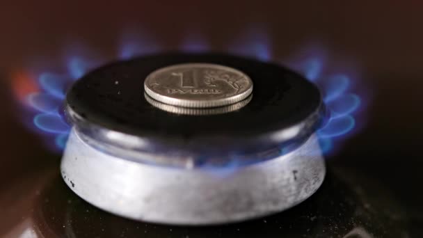 Gas stove burner with russian ruble on top burning natural gas with blue flame — Stockvideo