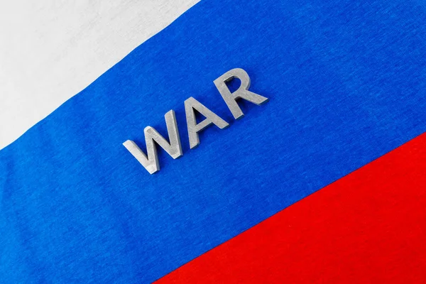 The word war laid with silver metal letters on Russian Federation tricolor flag — Foto Stock