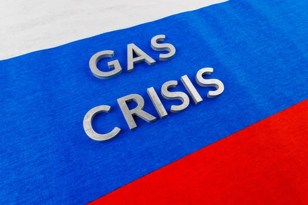 ガス危機という言葉はロシアの旗の表面に銀の文字で書かれました — ストック写真