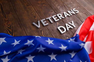 Gaziler günü tahta tahta yüzeye buruşuk Amerikan bayrağıyla gümüş metal harflerle yazıldı.