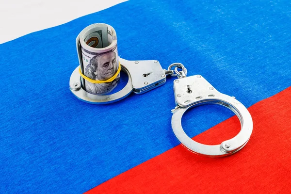 フラットフレームのロシア国旗の手錠で紙幣を転がし — ストック写真