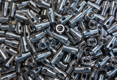 Torna ve işleme sonra birçok mühendislik parçaları yığını.