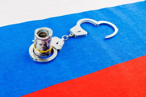 フラットフレームのロシア国旗の手錠で紙幣を転がし — ストック写真