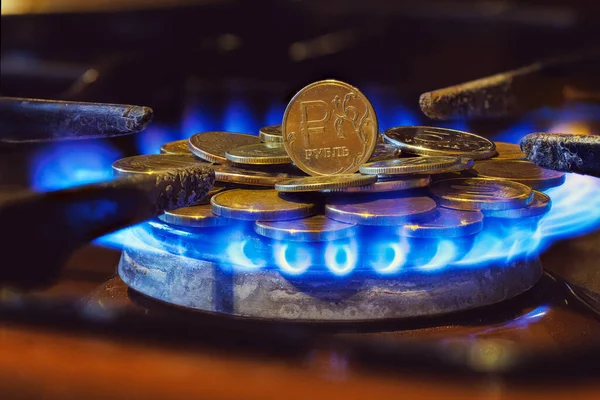 Gas stove burner with russian ruble coins on top, burning gas — Stock Photo, Image