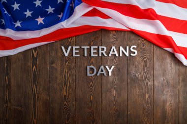 Gaziler günü tahta tahta yüzeye buruşuk Amerikan bayrağıyla gümüş metal harflerle yazıldı.