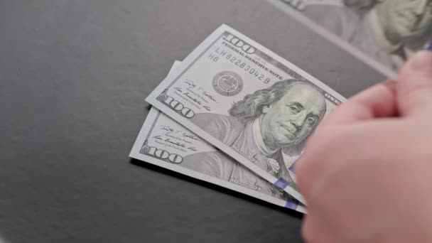 Καυκάσιος χέρι καταμέτρηση μικρή στοίβα των εκατό δολαρίων ΗΠΑ χαρτονομίσματα — Αρχείο Βίντεο