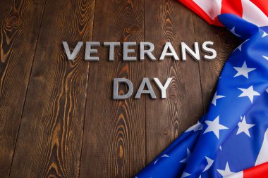 Gaziler günü tahta tahta yüzeye buruşuk Amerikan bayrağıyla gümüş metal harflerle yazıldı.