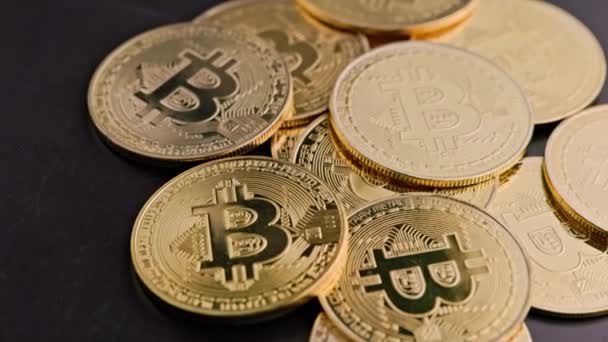 Bitcoin монеты на черном фоне - Крупный план полного крутящегося фона — стоковое видео