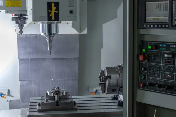 Modern taiwan cnc milling machine with vertical spindle and rotary A-axis —  Fotos de Stock