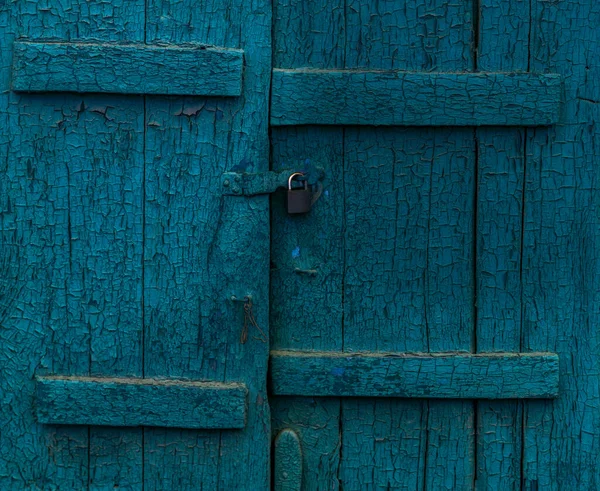 Persianas cerradas azules viejas — Foto de Stock