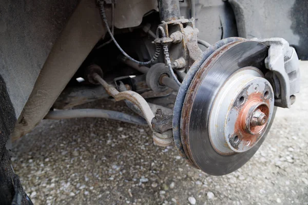 Центр переднего колеса угнанного автомобиля во время замены шины — стоковое фото