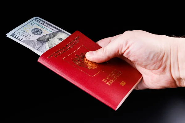 挿入された米ドルでロシアの国際パスポートを保持している白人の手 — ストック写真