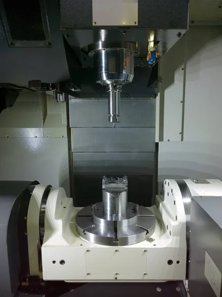 A máquina do CNC do controle numérico do computador de cinco eixos que espera a mudança de estoque — Fotografia de Stock