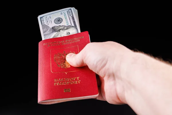 挿入された米ドルでロシアの国際パスポートを保持している白人の手 — ストック写真