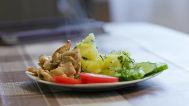 Hot steamy boiled potatoes and roasted chicken meat on white plate with vegetables — Vídeo de Stock