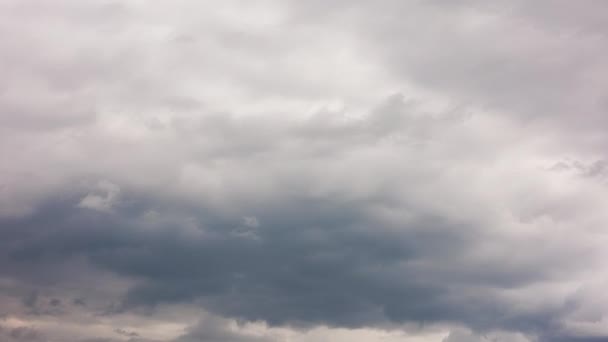 Heavy grey cumulus clouds passing by diagonally - timelapse — Vídeo de Stock