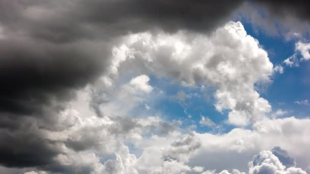 Cumulus clouds at spring day light full-frame time lapse, weather turning into storm — Vídeos de Stock